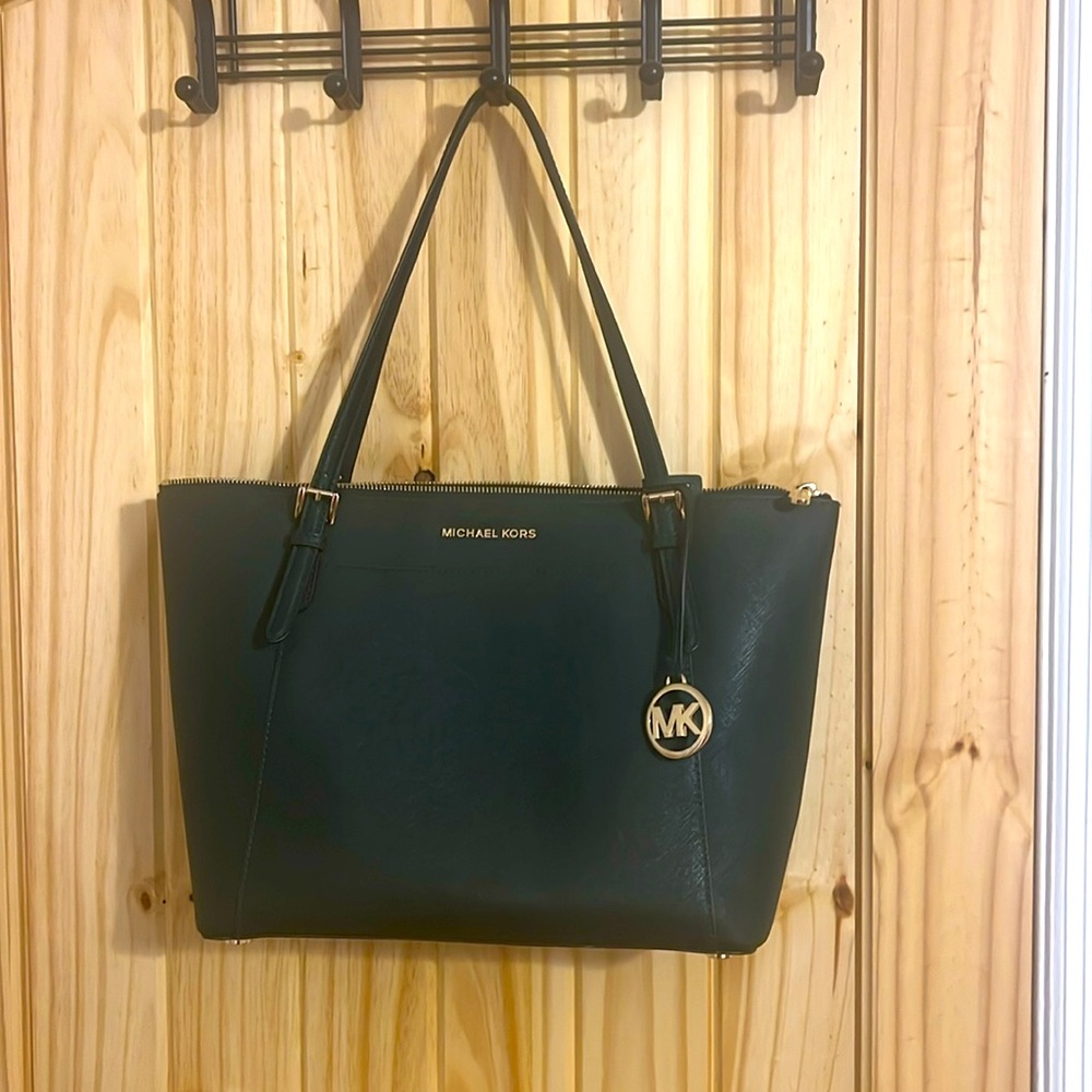 Michael Kors jet set bag, authentic. Good used condition, one exterior pocket.